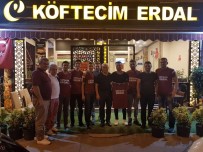 SAKARYASPOR - 'Köftecim Erdal' Turnuvada Kendilerini Destekleyen Taraftara Yemek Verdi