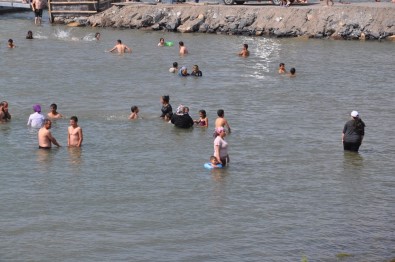 Sıcaktan Bunalan Kadın, Çocuk, Erkek Elbiseleriyle Göle Atladı