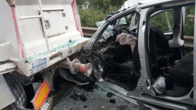 Ticari araç TIR'a çarptı! 4 ölü 1 yaralı