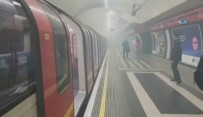 METRO İSTASYONU - Londra'da metro istasyonunda patlama sesi ve duman!