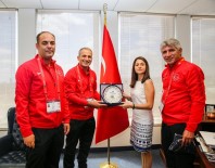 LOS ANGELES - Dünya Şampiyonu İstanbul İtfaiyesi Türkiye'nin Los Angeles Başkonsolosu Gezer Tarafından Ağırlandı