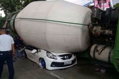 Filipinler'de Beton Mikseri Otomobilin Üzerine Devrildi