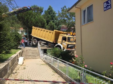 Fireni Boşalan Kamyon Apartmanın Bahçesine Düştü