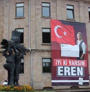 Giresun Belediyesi Şehrin Her Yerini ' İyi Ki Varsın Eren' Afişi İle Süsledi.
