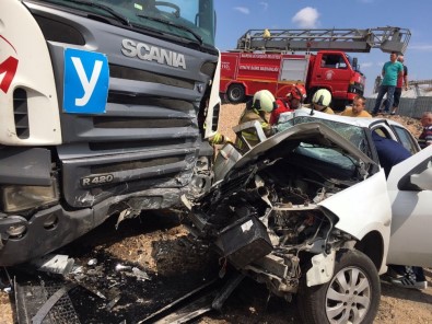 Kontrolden Çıkan Otomobil Duran Tıra Çarptı Açıklaması 4 Yaralı