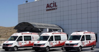 153 Acil Çağrı Merkezi Kıbrıs'ta Tam Donanımlı On İki Ambulansıyla Hizmet Veriyor
