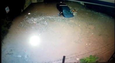 Aracına Güvenip Sele Daldı, Boğulmaktan Son Anda Kurtuldu