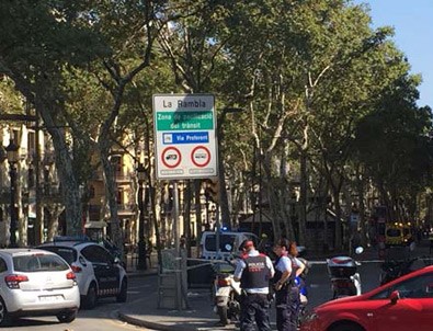 Barcelona'da bir minibüs kalabalığın arasına daldı: 13 ölü