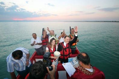 Dünya Evine Göl Ortasında Girdiler