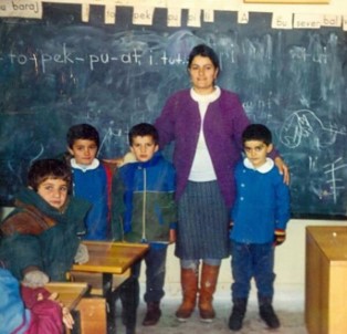 Şemdinli'nin İlk Kadın Öğretmeni Nimet Öz Hayatını Kaybetti