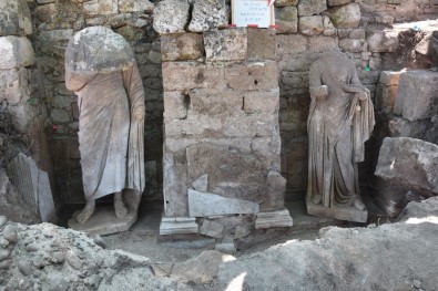 Side Antik Kentinde Roma Dönemine Ait İki Heykel Bulundu