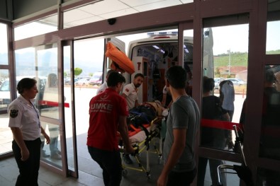 Tunceli'de Ambulans İle Otomobil Çarpıştı Açıklaması 3 Yaralı