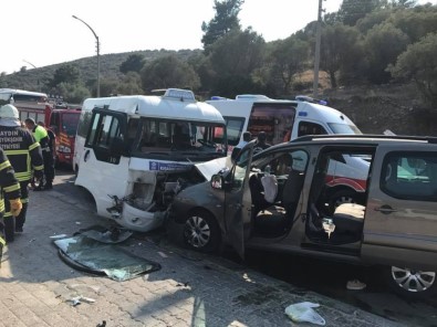 Dolmuş İle Minibüs Çarpıştı Açıklaması 8'İ Turist 16 Yaralı