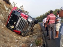 ATIK KAĞIT - Köyceğiz'de Atık Kağıt Yüklü Tır Devrildi