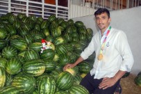 Dünya Şampiyonu Oldu, Karpuz Sergisine Koştu