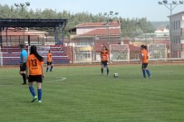 SEVINDIK - Genç Kızların Futbol Maçına Hakem Atamayı Unuttular