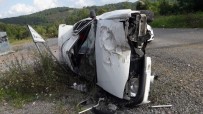 SÜCÜLLÜ - Takla Atan Otomobilde 2 Kişi Yaralandı