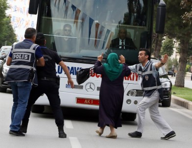 Amacı Cumhurbaşkanıyla Konuşmaktı, Yanlış Otobüsün Önüne Atladı