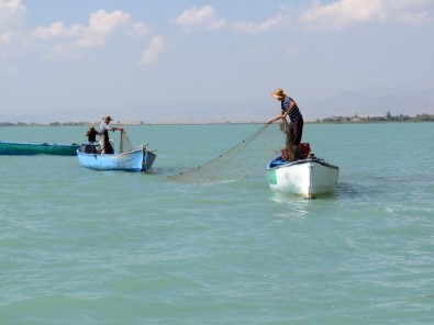 Beyşehir Gölü'nde Bu Defa Balık Değil 'Hayalet Ağ' Avlıyorlar