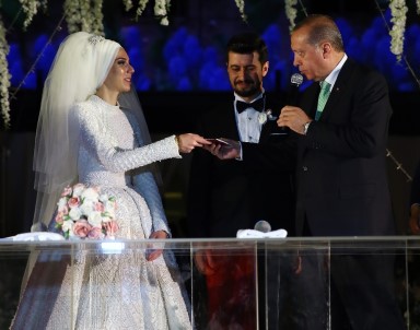 Cumhurbaşkanı Erdoğan Bakan Zeybekci'nin kızının nikah şahidi oldu