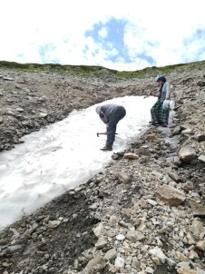 Posof Dağlarında Kar Yeme Keyfi