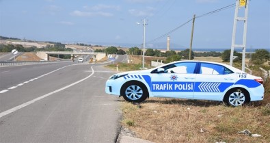 Sinop'ta Yol Kenarına Maket Trafik Polis Aracı Konuldu
