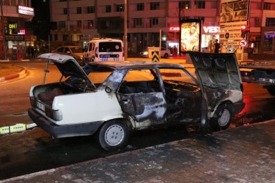 Antalya'da Otomobil Yandı, 4 Kişi Son Anda Kurtuldu