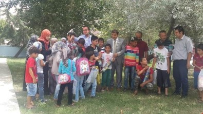 Kaymakam Kızıltoprak'tan Suriyeli Küçük Misafirlere Hediye