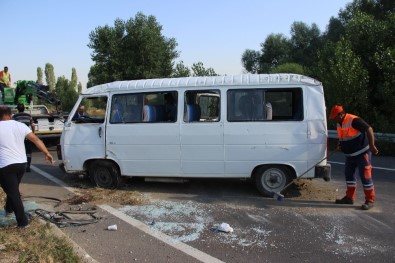 Kütahya'da İşçileri Taşıyan Minibüs Devrildi Açıklaması 8 Yaralı