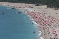 KUŞ BAKıŞı - Mevsim Normallerinin Üzerine Çıkan Sıcaklık Sahilleri Doldurdu