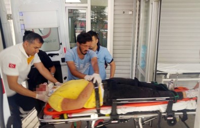 Motosiklet İle Kamyonet Çarpıştı Açıklaması 2 Yaralı