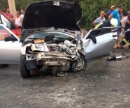 AKBÜK - Dolmuşla Otomobil Çarpıştı Açıklaması 1 Ölü, 4 Yaralı