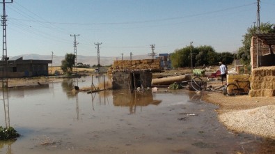 Patlayan Su Borusu Köy Meydanını Gölete Dönüştürdü
