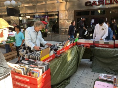 Stockholm'de Dünyanın En Uzun Kitap Stantları Kuruldu