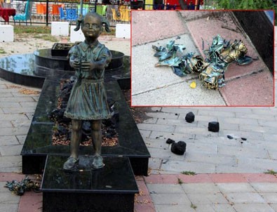 Zonguldak'ta Atatürk’e çiçek veren kızın heykeline saldırı
