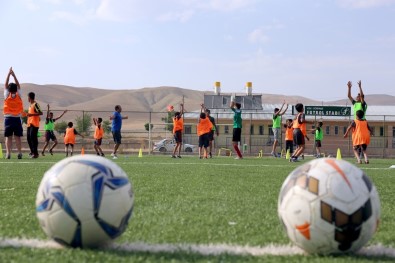 Gürpınar'da Geleceğin Futbolcuları Yetişiyor