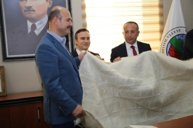 İçişleri Bakanı Soylu'ya Tiftik Battaniyesi Armağan Edildi