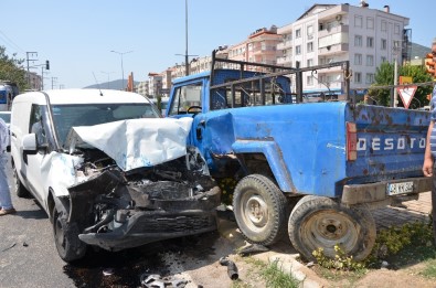 Milas'ta Kamyonet İle Hafif Ticari Araç Çarpıştı; 3 Yaralı