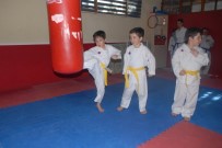KARATE - Tek Yumurta Üçüzleri 6 Ay Önce Başladıkları Karatede İlk Madalyalarını Aldı