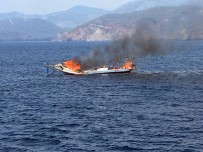 MEHMET METIN - Yanan Tekne Sulara Gömüldü