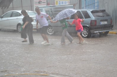 5 Dakikalık Yağış Hayatı Felç Etti