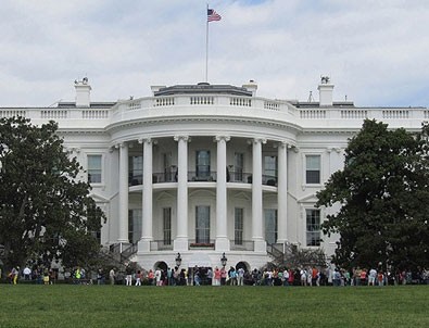 Beyaz Saray giriş çıkışlara kapatıldı