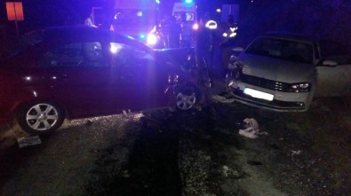 Çorum'da İki Otomobil Çarpıştı Açıklaması 9 Yaralı