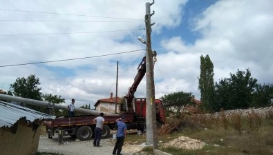 Emet Yeniceköy'de Elektrik Direkleri Ve Hatlar Yenileniyor