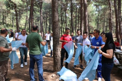 Kartal Belediyesi Dernek Üyeleri İle Birlikte Aydos Ormanı'nı Temizledi