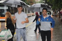 SAĞANAK YAĞMUR - Mesai Çıkışı Bastıran Yağmur Hazırlıksız Yakaladı