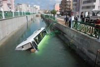 MUSTAFA ÇAKMAK - Midibüs Sulama Kanalına Düştü Açıklaması 5 Yaralı