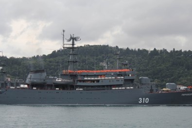 Rus Savaş Gemisi İstanbul Boğazı'ndan Geçti
