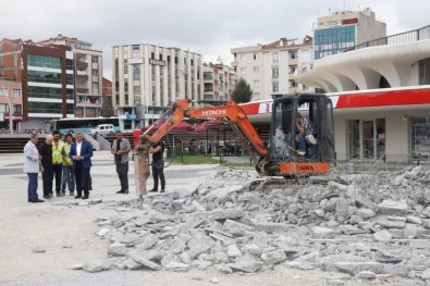 Zeytinburnu 15 Temmuz Meydanı'nda Yenileme Çalışmaları Başladı