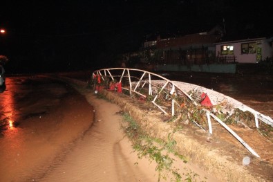 Zonguldak'ta Dere Taştı, Köprü Yıkıldı